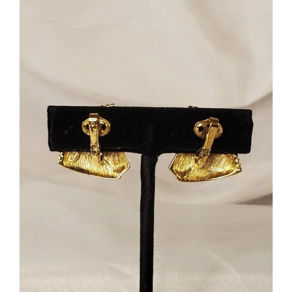 Vintage Crown Trifari Textured Gold Tone Folded Clip on Huggies Earrings Signed - Picture 5 of 13